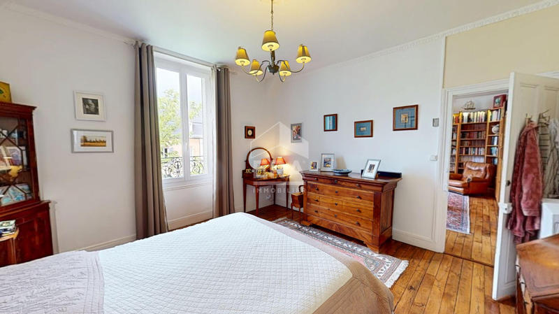 Demeure - 228 m² - 9 pièces