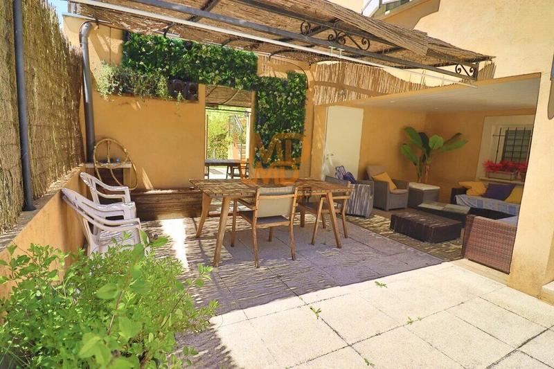 Propriété - 342 m² - 12 pièces