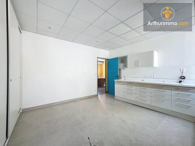 Bureau - 117 m² - 7 pièces