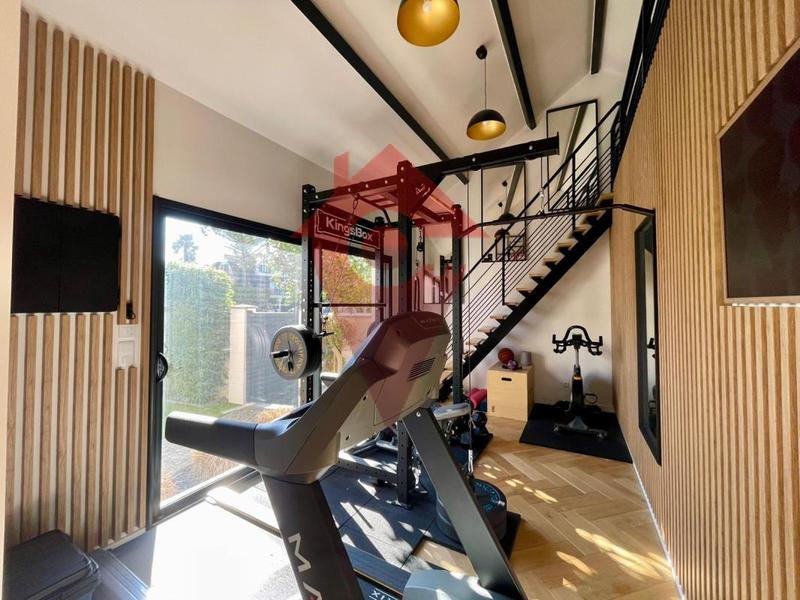 Maison - 212 m² - 7 pièces