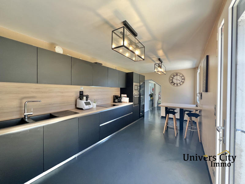 Villa - 247 m² - 10 pièces