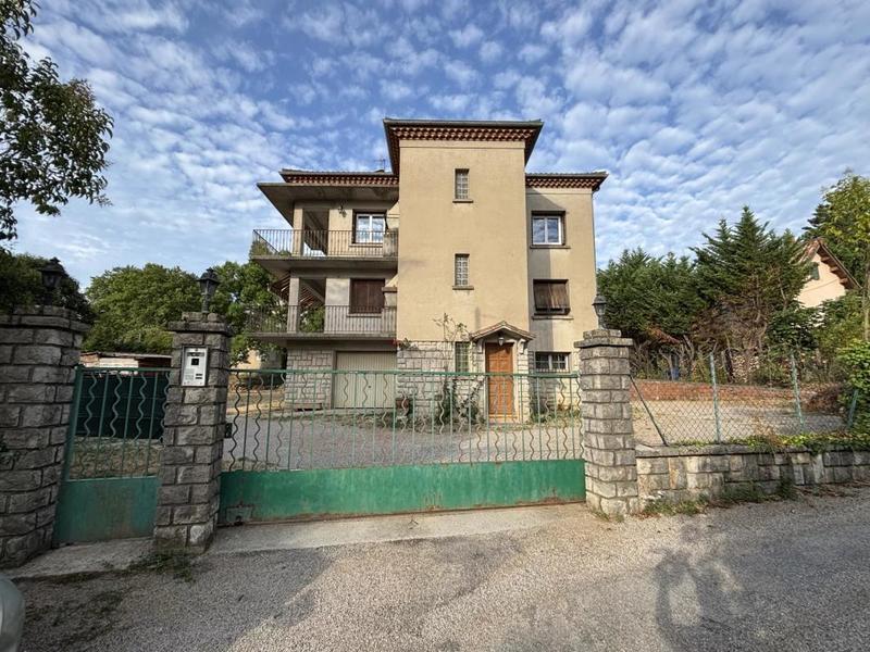 Maison - 254 m² - 12 pièces