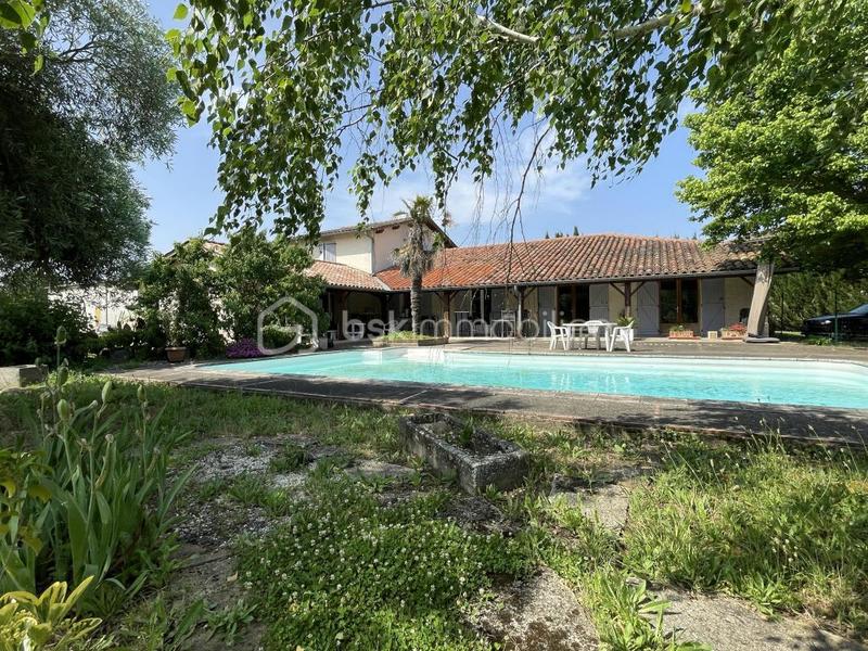 Maison traditionnelle - 270 m² - 7 pièces