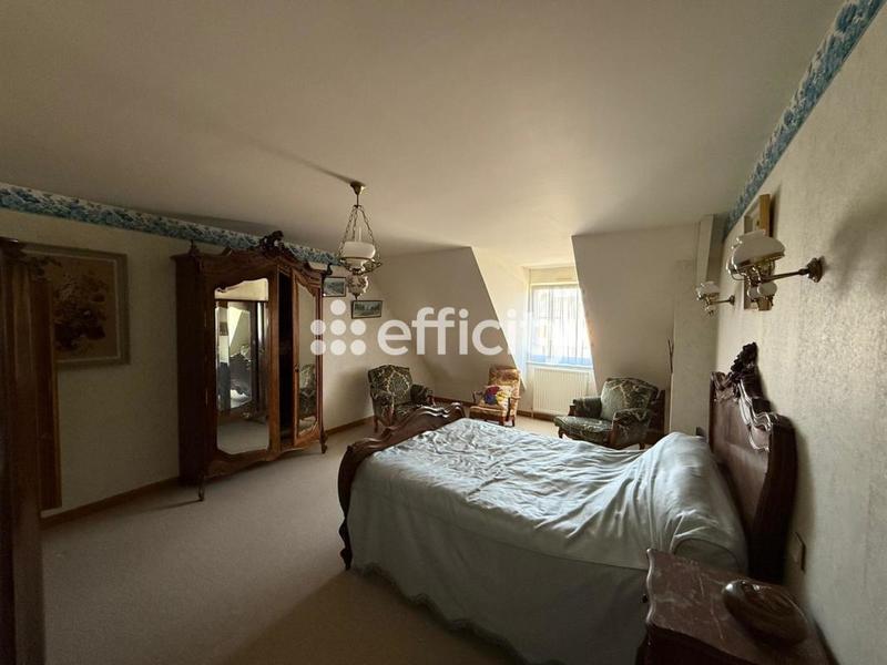 Maison - 235 m² - 10 pièces