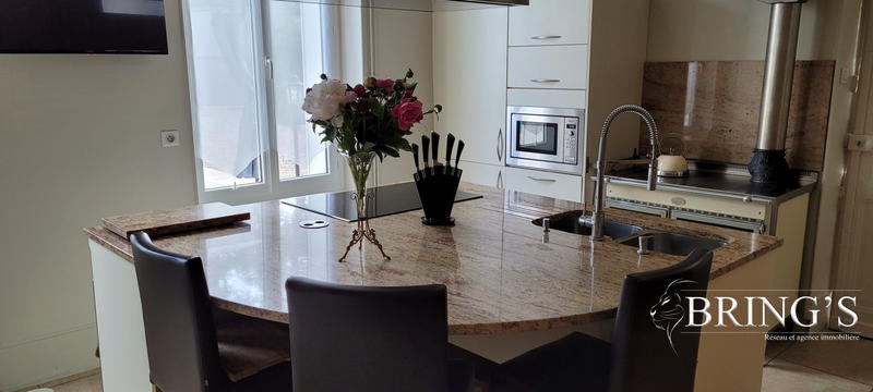 Maison - 222 m² - 9 pièces