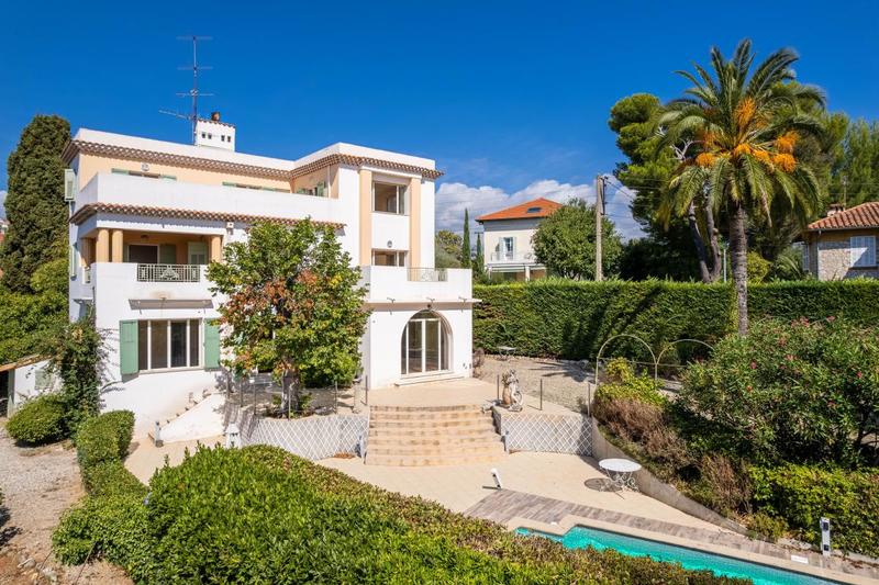 Maison - 201 m² - 7 pièces