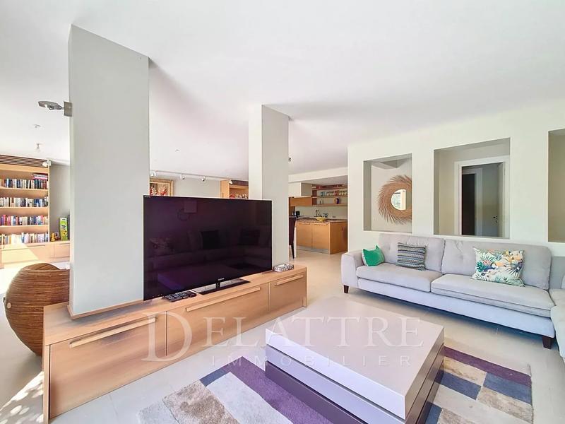 Maison - 222 m² - 8 pièces