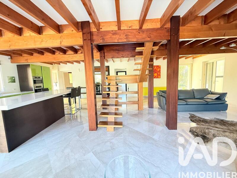 Maison - 300 m² - 8 pièces