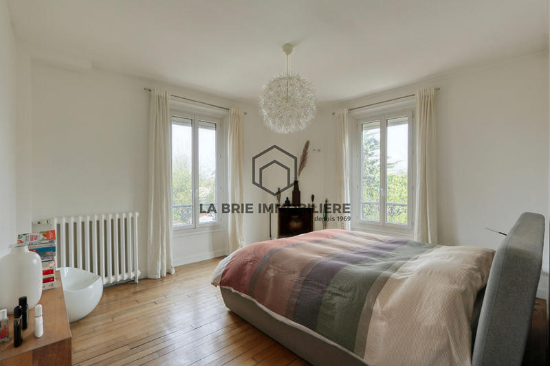 Maison - 235 m² - 9 pièces