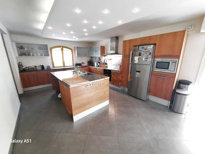 Propriété - 245 m² - 8 pièces