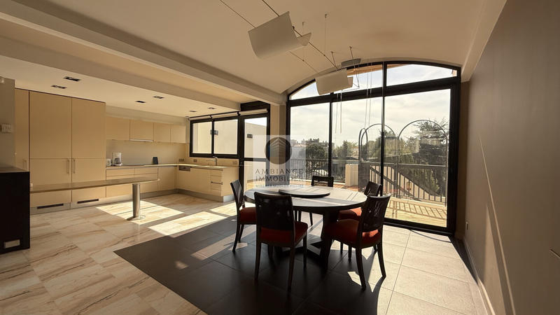 Maison - 215 m² - 6 pièces