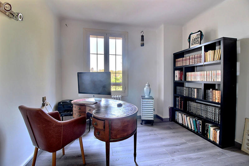 Maison - 270 m² - 12 pièces