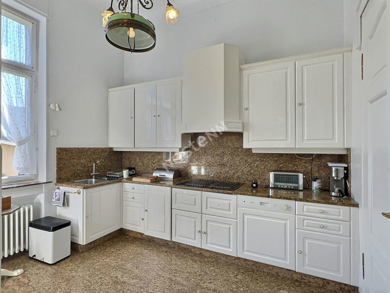 Maison - 258 m² - 8 pièces