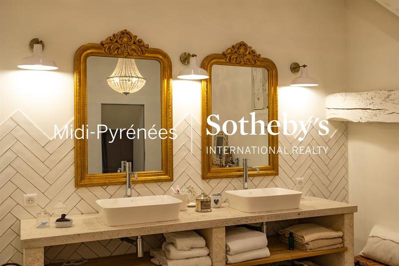 Maison - 420 m² - 9 pièces