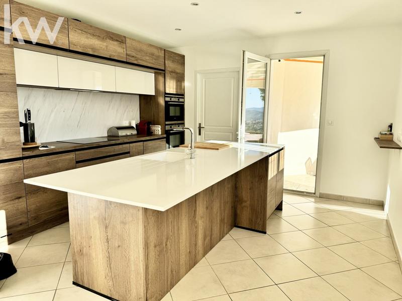 Maison - 201 m² - 7 pièces