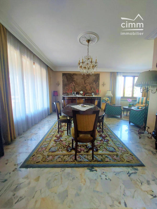 Maison - 285 m² - 8 pièces