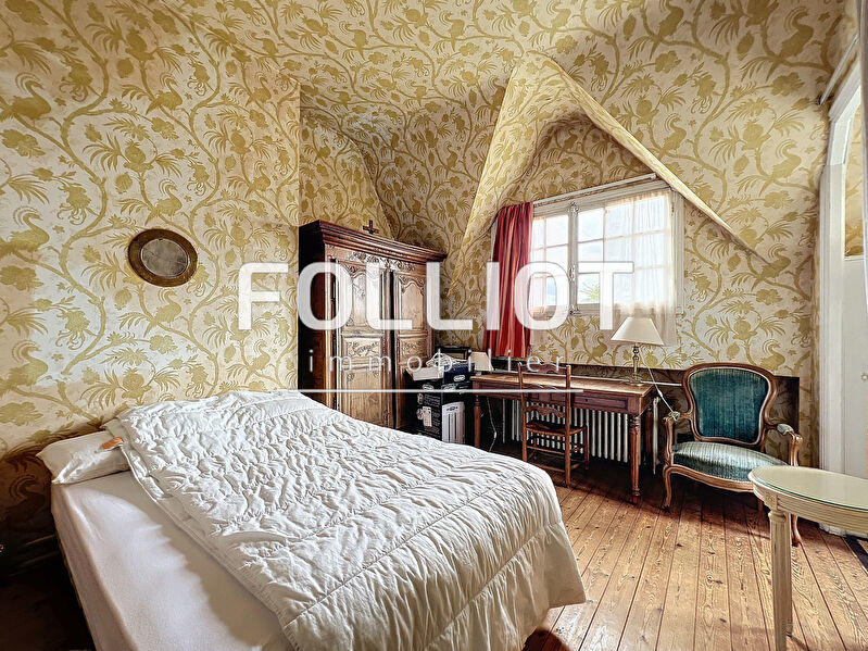 Maison - 235 m² - 10 pièces