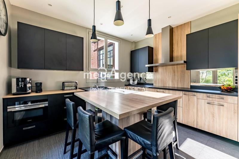 Maison - 300 m² - 12 pièces