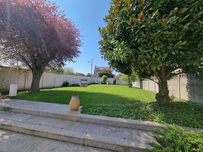 Maison - 331 m² - 7 pièces