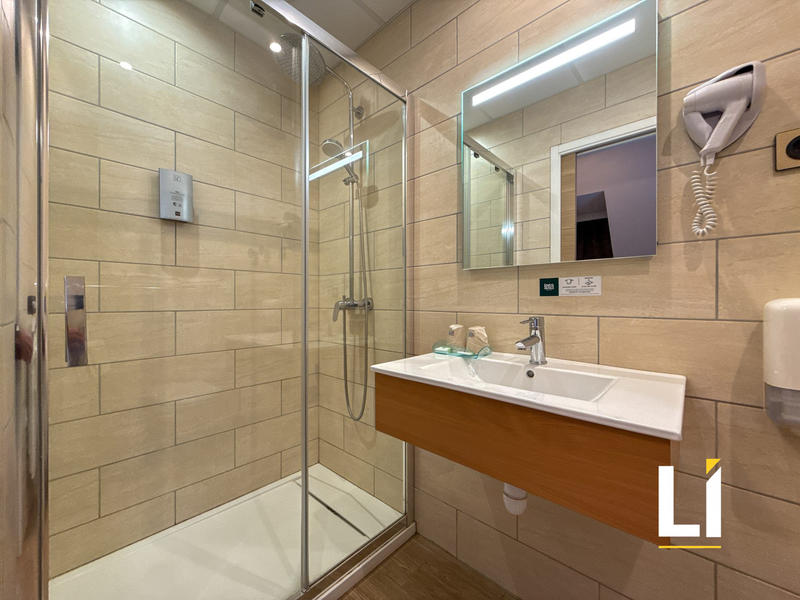 Local d'activités - 1 000 m² - 20 pièces