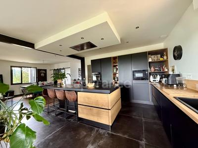 Maison - 207 m² - 7 pièces