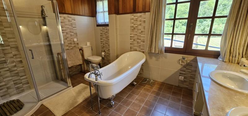 Maison - 212 m² - 9 pièces