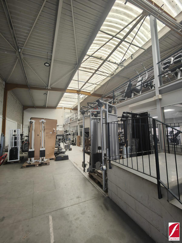 Entrepôt - 668 m²