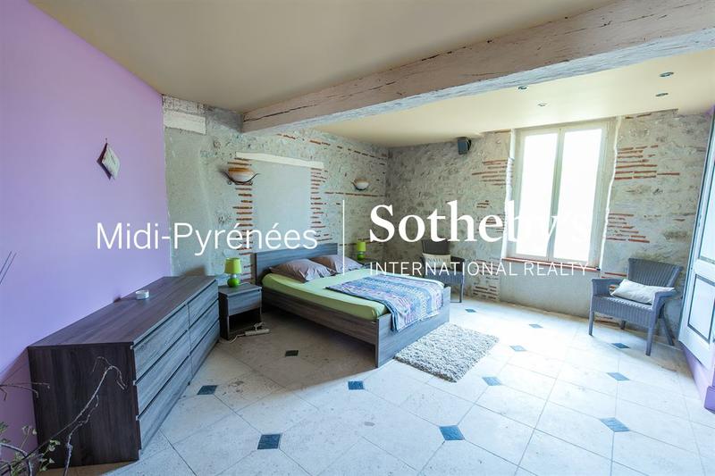 Maison - 850 m² - 10 pièces