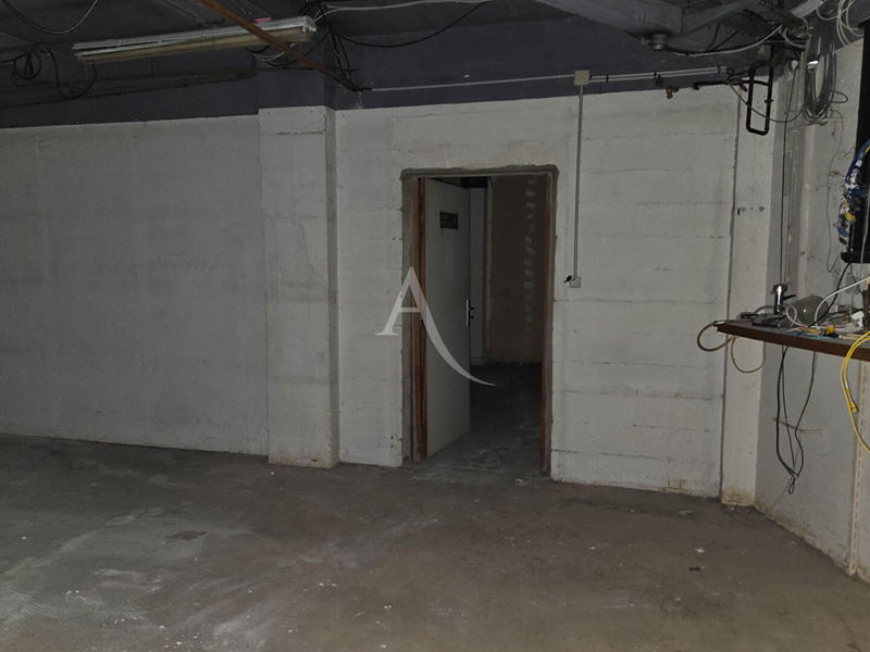 Local commercial - 224 m² - 6 pièces