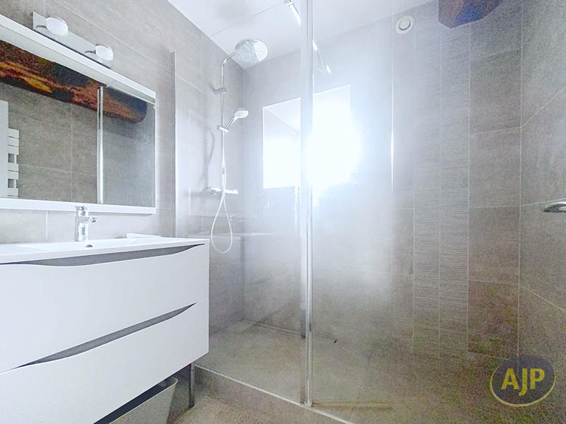 Maison - 215 m² - 8 pièces