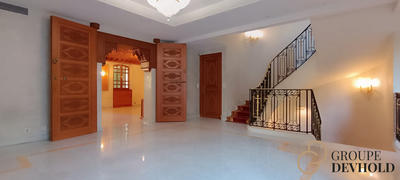 Maison - 1 325 m² - 15 pièces