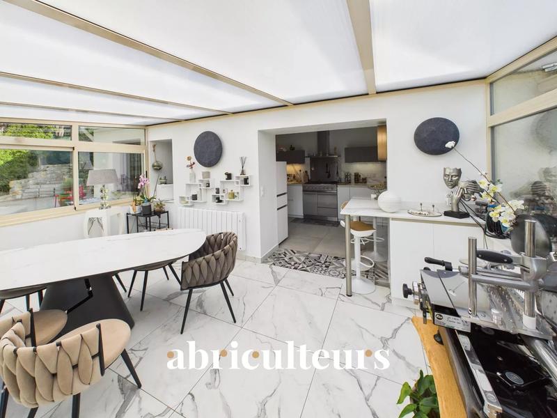 Maison - 227 m² - 7 pièces