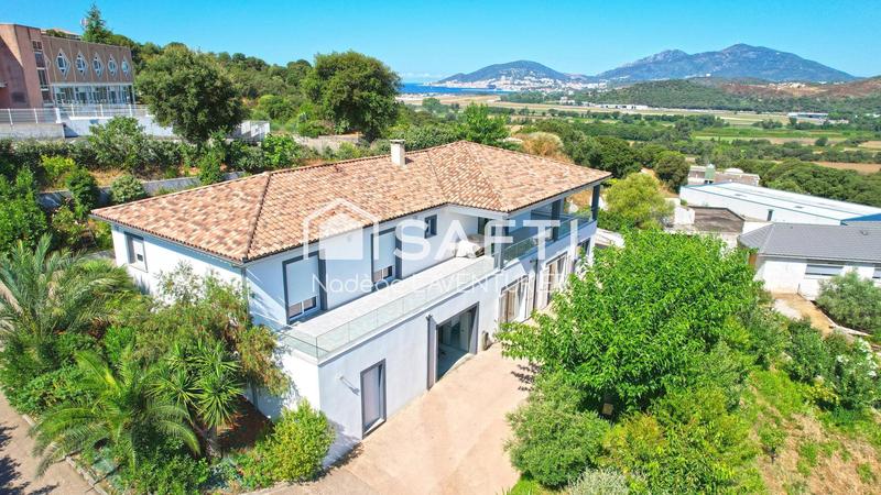 Maison - 238 m² - 9 pièces