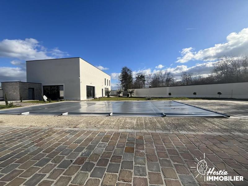 Propriété - 242 m² - 6 pièces