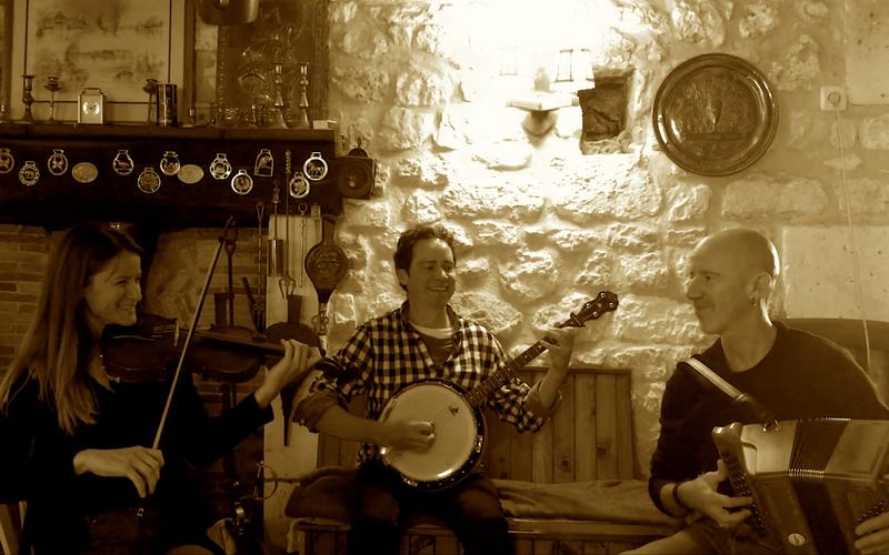 Nocturne sur le Village de Noël avec Banish Misfortune