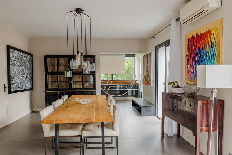 Maison - 331 m² - 9 pièces