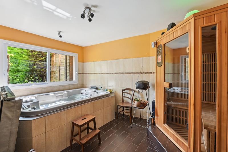 Maison - 220 m² - 8 pièces