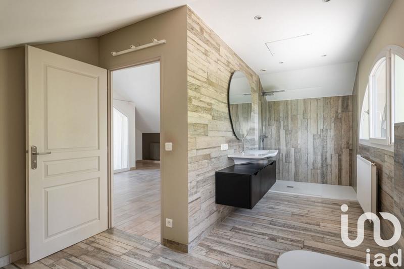 Maison - 222 m² - 7 pièces