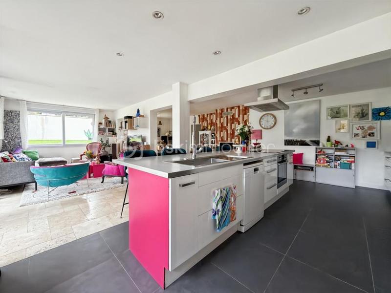 Maison traditionnelle - 220 m² - 8 pièces