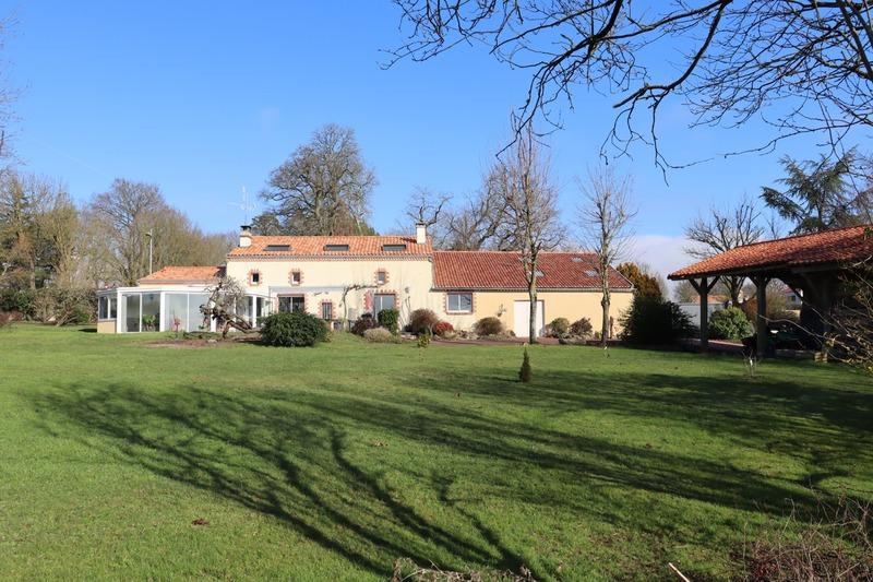 Maison - 252 m² - 8 pièces