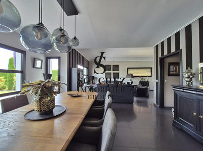Villa - 265 m² - 10 pièces