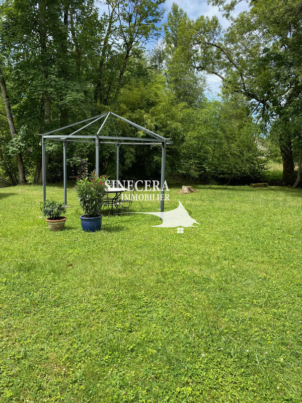 Propriété - 220 m² - 8 pièces