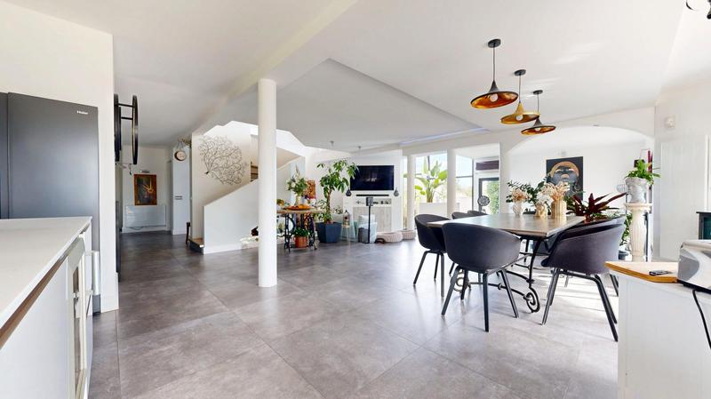 Maison - 220 m² - 5 pièces