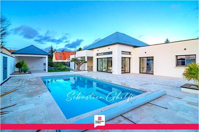 Maison - 202 m² - 7 pièces