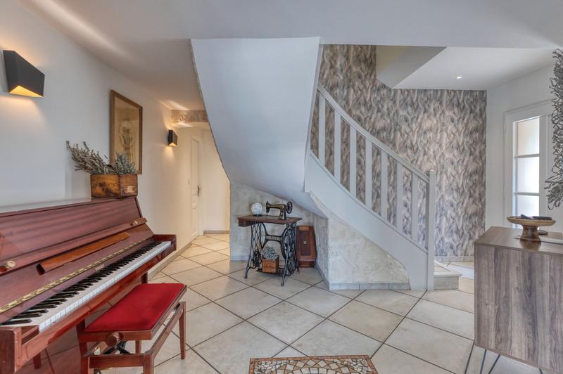 Maison - 246 m² - 10 pièces