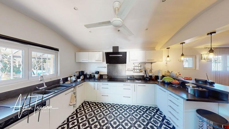 Maison - 194 m² - 9 pièces