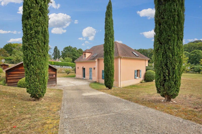 Maison - 240 m² - 8 pièces