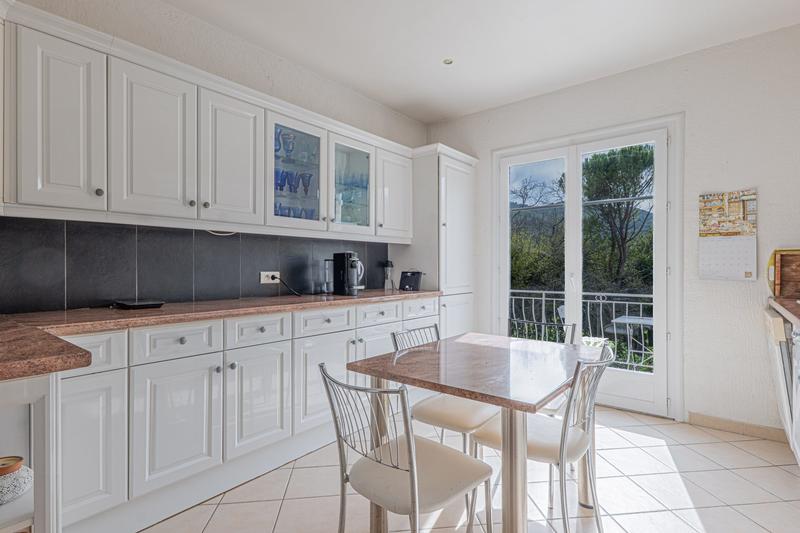 Maison - 241 m² - 8 pièces