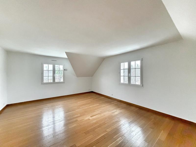 Maison - 239 m² - 8 pièces