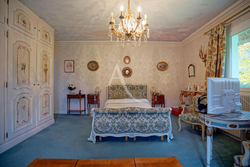 Maison - 250 m² - 8 pièces